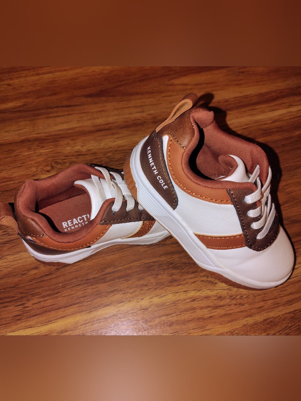 Kenneth Cole Reaction Cyril Elias toddler Shoe lWhite and Brown Low-Top Sneakers